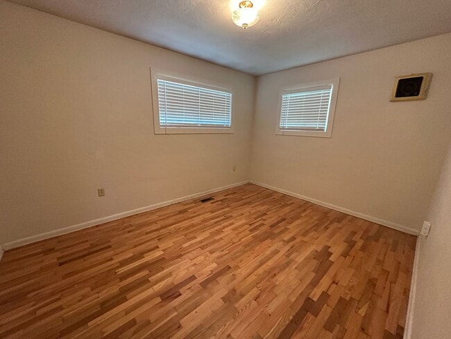 Building Photo - Very Clean 3 Bedroom 1 Bath Home With Cent...