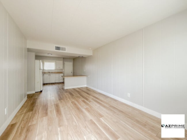 Building Photo - $795 OFF FIRST MONTH'S RENT MOVE IN SPECIAL!  Welcome to this Delightful 1/1 Phoenix Triplex Unit!