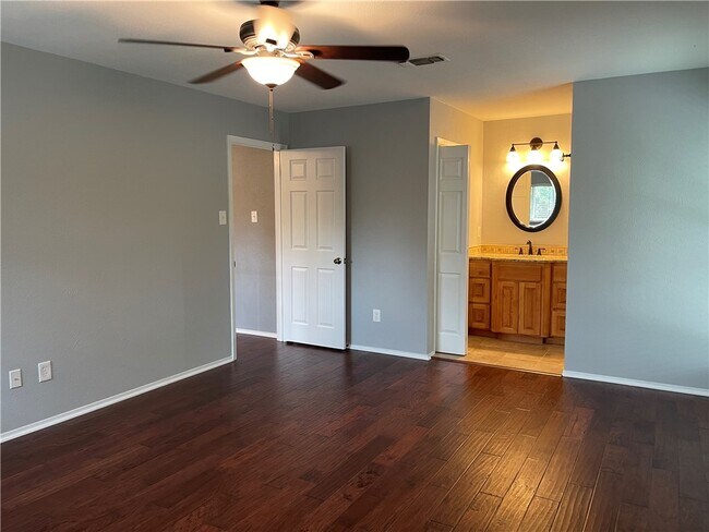 Building Photo - 7415 Shadywood Dr