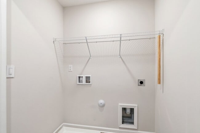 Building Photo - Stylish 4-Bedroom Townhome with Backyard O...