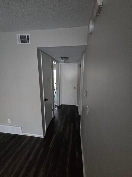 Building Photo - 3223 Schuetzen Ln