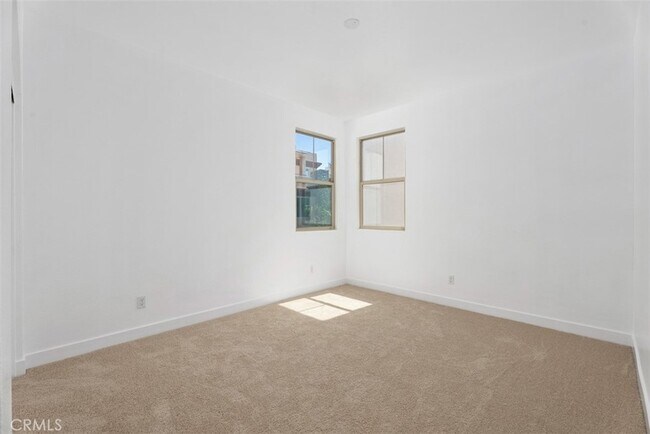 Building Photo - 123 Interval