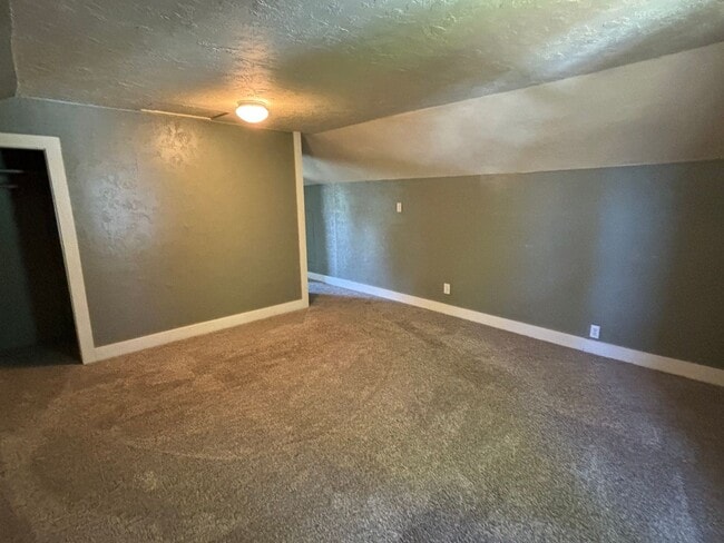 Building Photo - Sutherlin 3 bedroom house with large shop