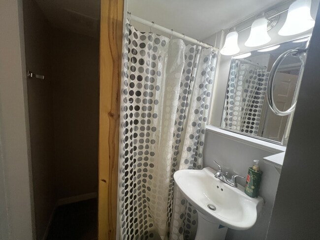 Building Photo - 103 7th Ave NW