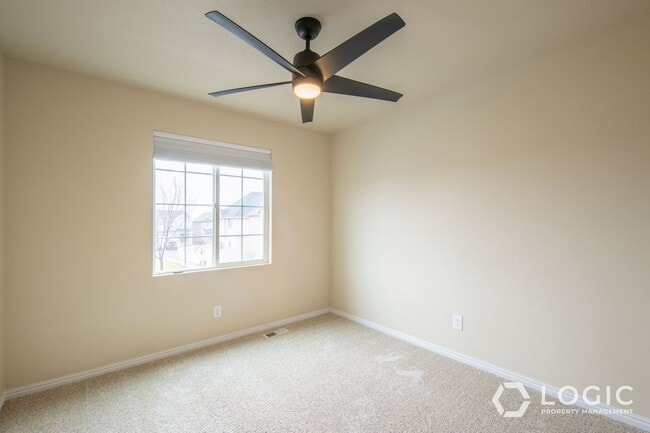 Building Photo - 692 W Chase Ln