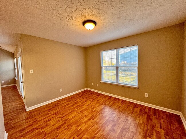 Building Photo - 3 Bedroom in Quiet Cul-De-Sac!