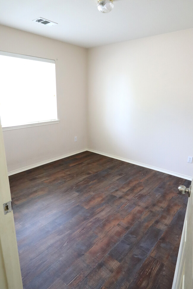 Building Photo - 1000 Warbler Ln