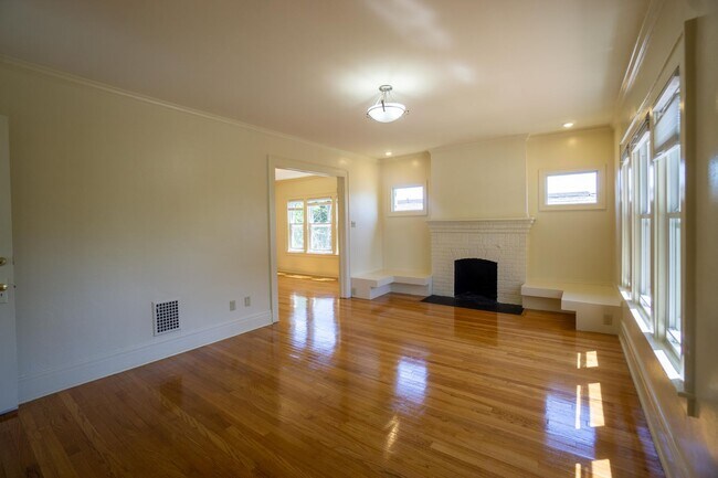 Building Photo - Newly Renovated Bright 2nd Floor Flat - 6/...