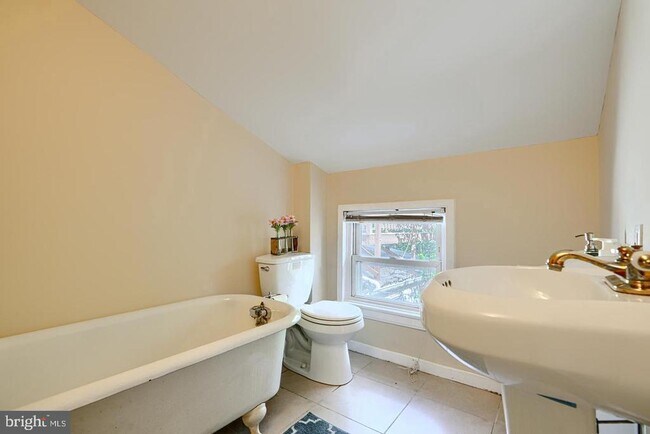 Building Photo - 1806 Bank St