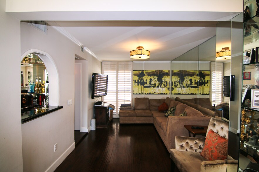 Building Photo - 5323 Coldwater Canyon Ave