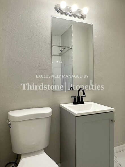 Building Photo - 3347 Phyllis St