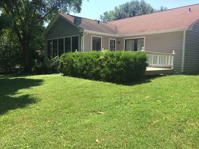 Building Photo - Spacious 3BR 2BA One-level West Knox