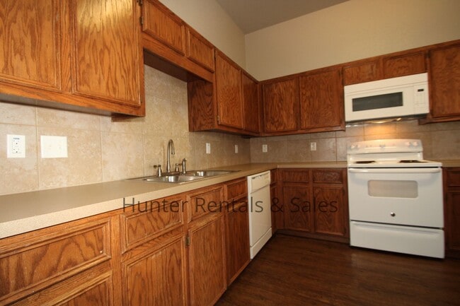 Building Photo - Luxury Duplex Close to Texas A&M-Central T...