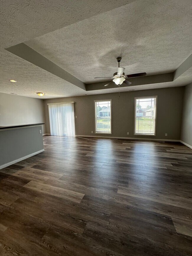 Building Photo - Lovely 3bdrm Home!