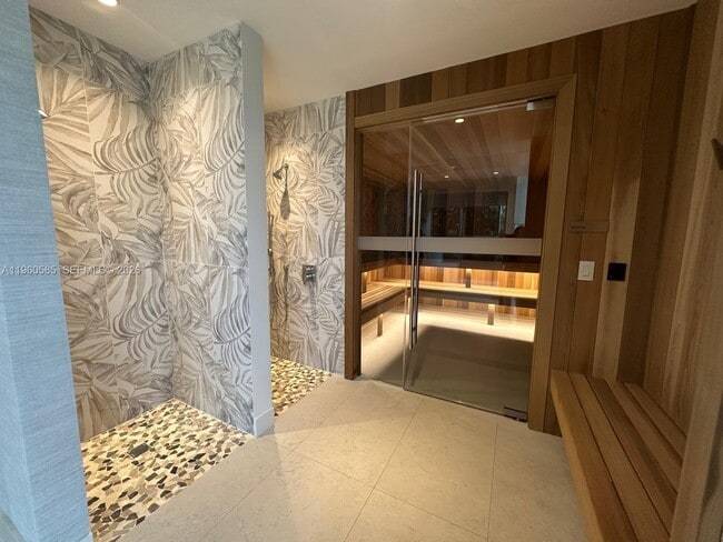 Building Photo - 700 NE 24th St