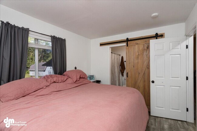 Building Photo - Cozy 3 bedroom 2 bath home w/ fully fenced...