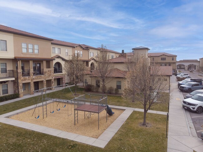 Building Photo - Highland Townhome - Toscana