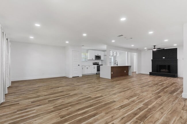 Building Photo - 219 Lakeview Dr