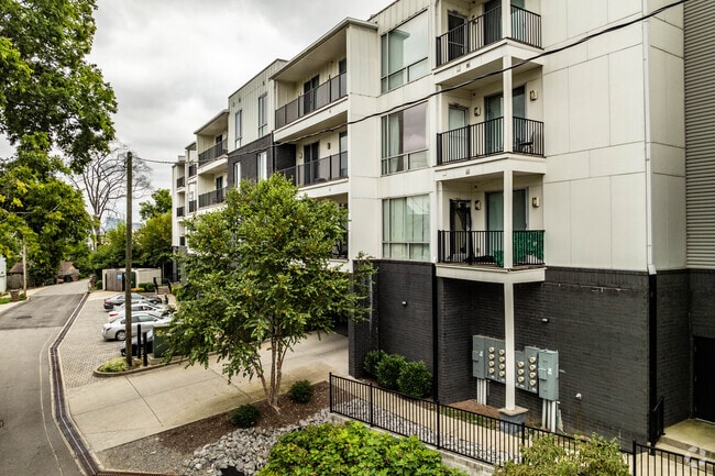 Building Photo - West End Circle Flats
