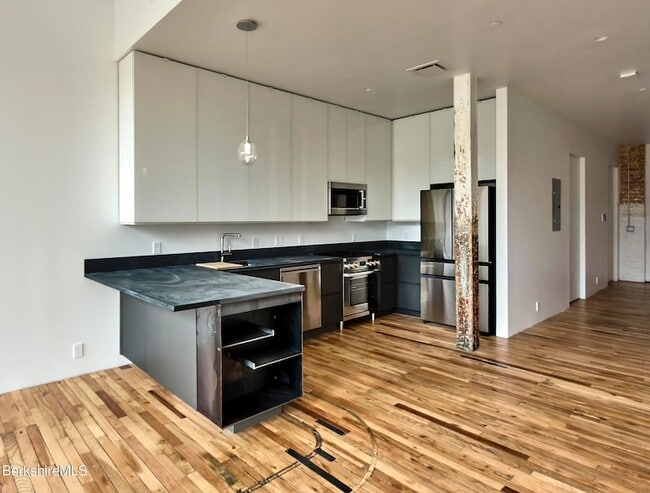 Building Photo - 520 State Rd