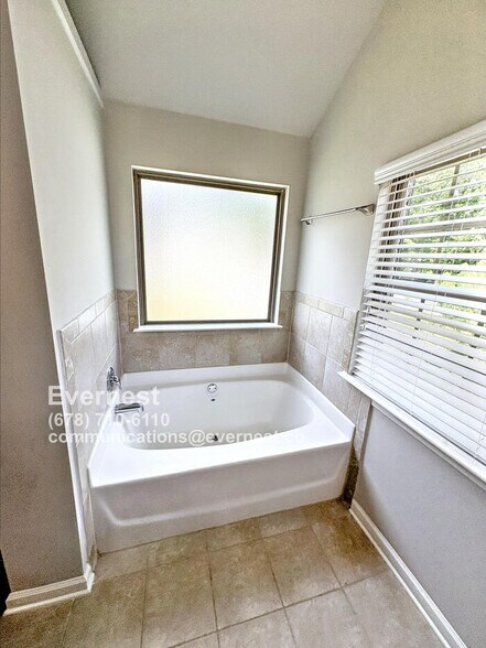 Building Photo - 144 Charolais Dr