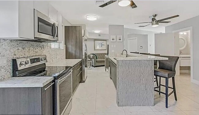 Primary Photo - 725 SE 14th Ct