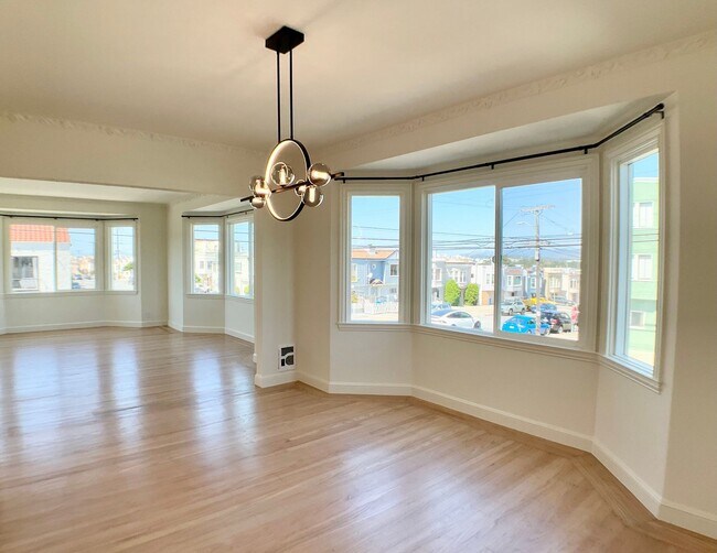 Primary Photo - Remodeled! GARAGE PARKING Included! IN-UNI...