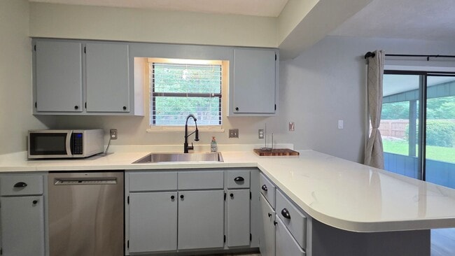 Building Photo - FOR RENT 2 bed 2 bath 1 car garage home.
