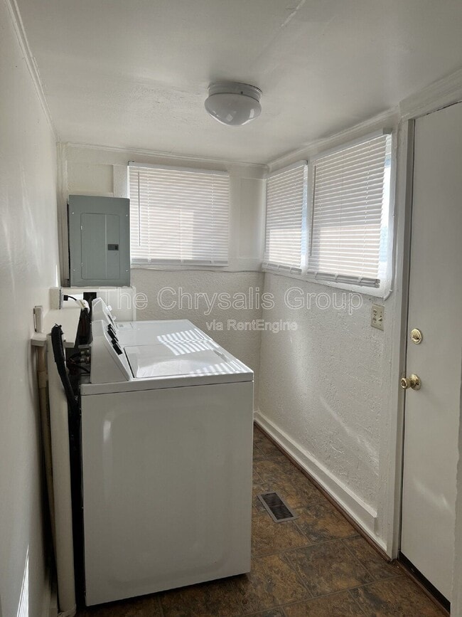 Building Photo - 537 1/2 Bucklin St