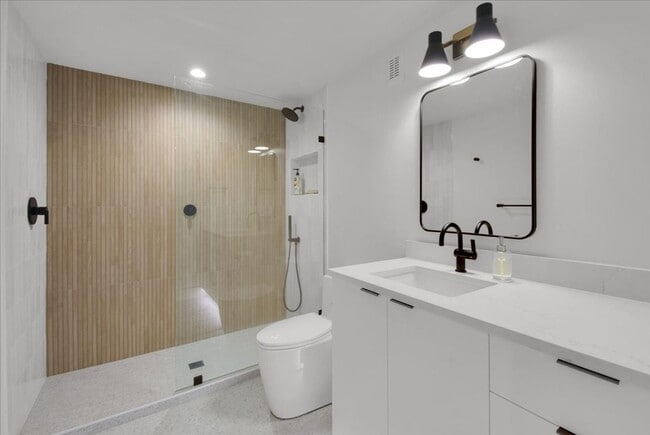 Building Photo - 4Bd/3.25Ba Shoreline House