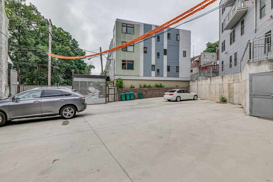 Building Photo - 549 E Armstrong St