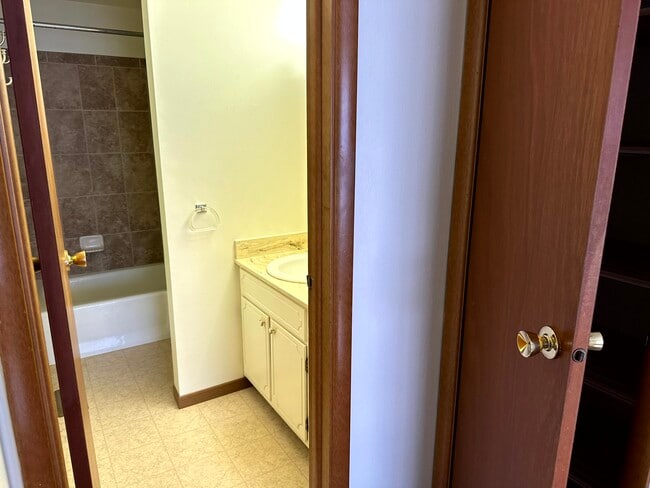 Building Photo - 2 Florentine Ct