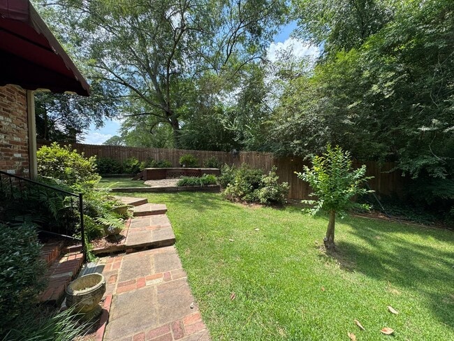 Building Photo - Executive Rental 4 bed 3 bath home in the heart of Country Club