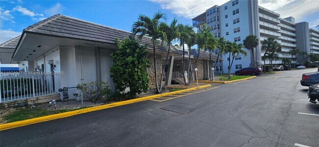 Building Photo - 1175 NE Miami Gardens Dr