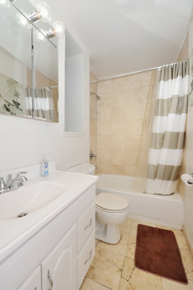 Building Photo - 440 W 45th St