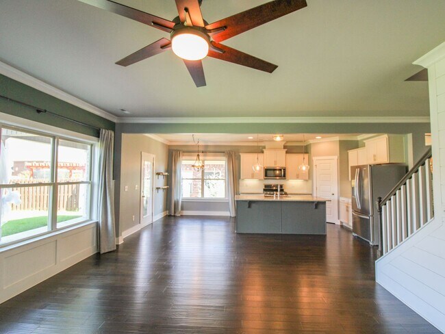 Building Photo - Great Location near Edgewater and Toyota F...