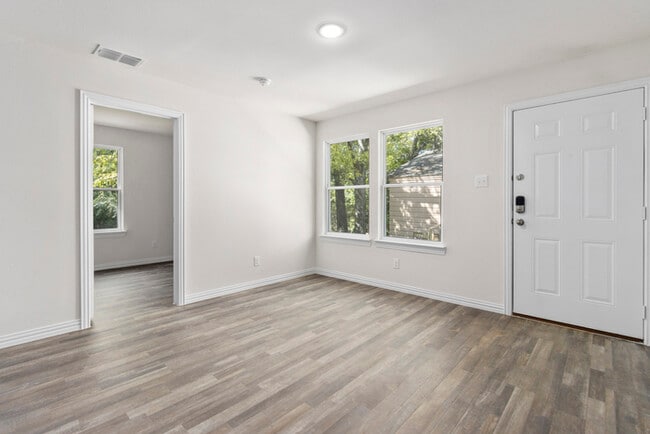 Building Photo - One Month FREE rent!