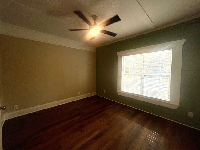 Building Photo - Freshly updated two bedroom, 1 bath house ...