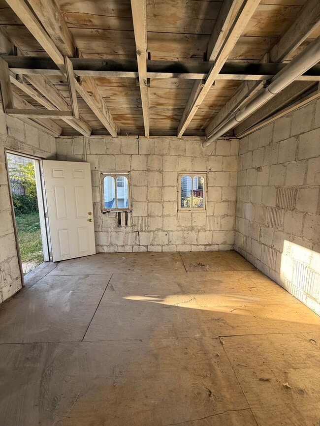 Building Photo - 438 Neville St