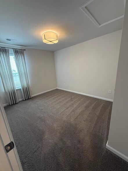 Building Photo - 374 Highline Trl