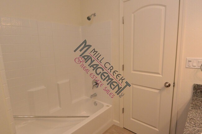 Building Photo - Newer 3bedroom/2bath in Tulare.