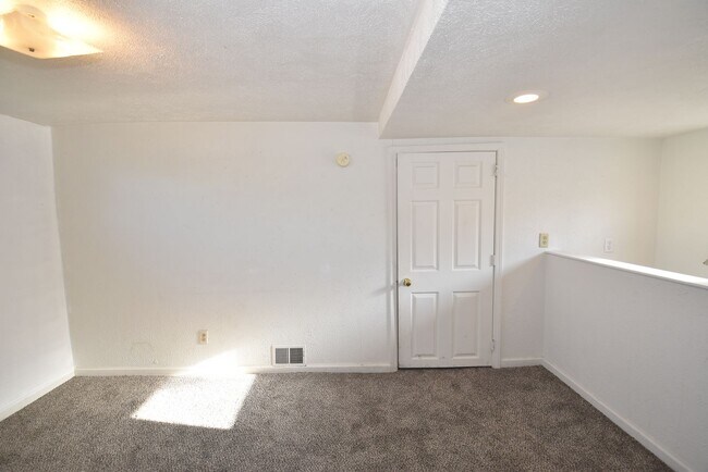 Building Photo - 507 Lincolnway E