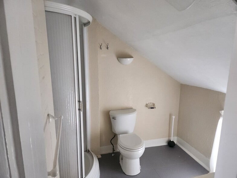 Building Photo - 27 Walnut St