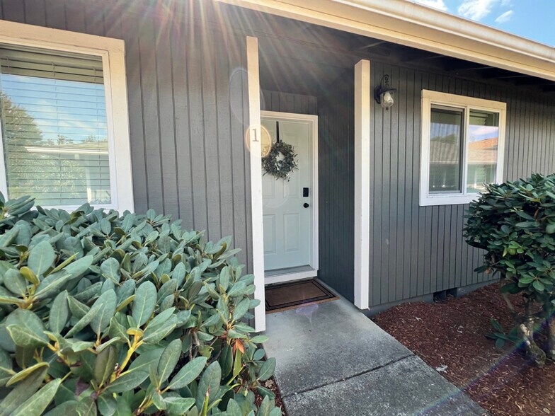 Primary Photo - 376 Catron St N