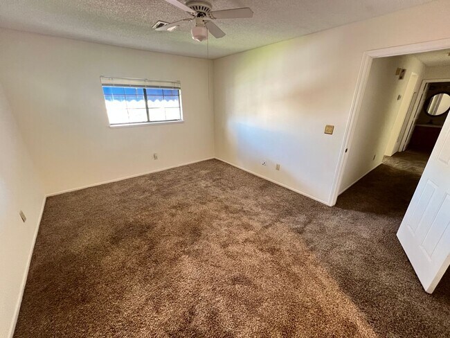 Building Photo - Spacious 2 bedroom 2nd floor unit