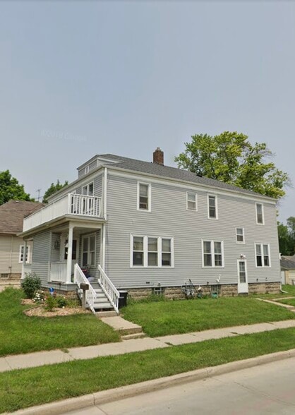 Side pre-redo - 6433 39th Ave