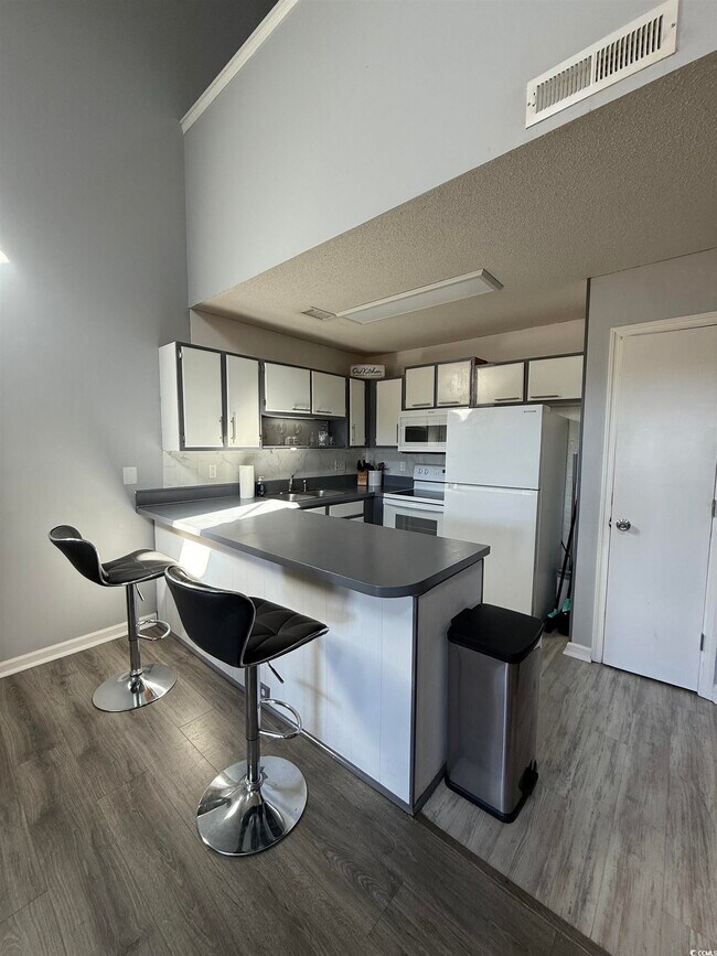 Building Photo - 1065 Plantation Dr W