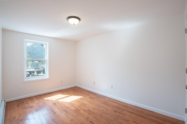 Building Photo - 427 4th St