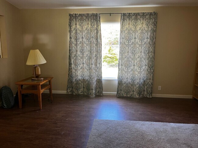 Building Photo - Spacious 3 bed/2bath in Town, Month-to-Month or long term lease.