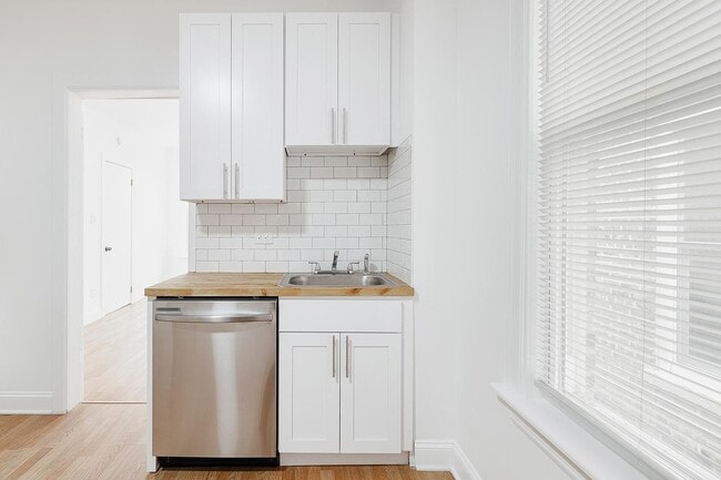 Building Photo - 1430 W Superior St